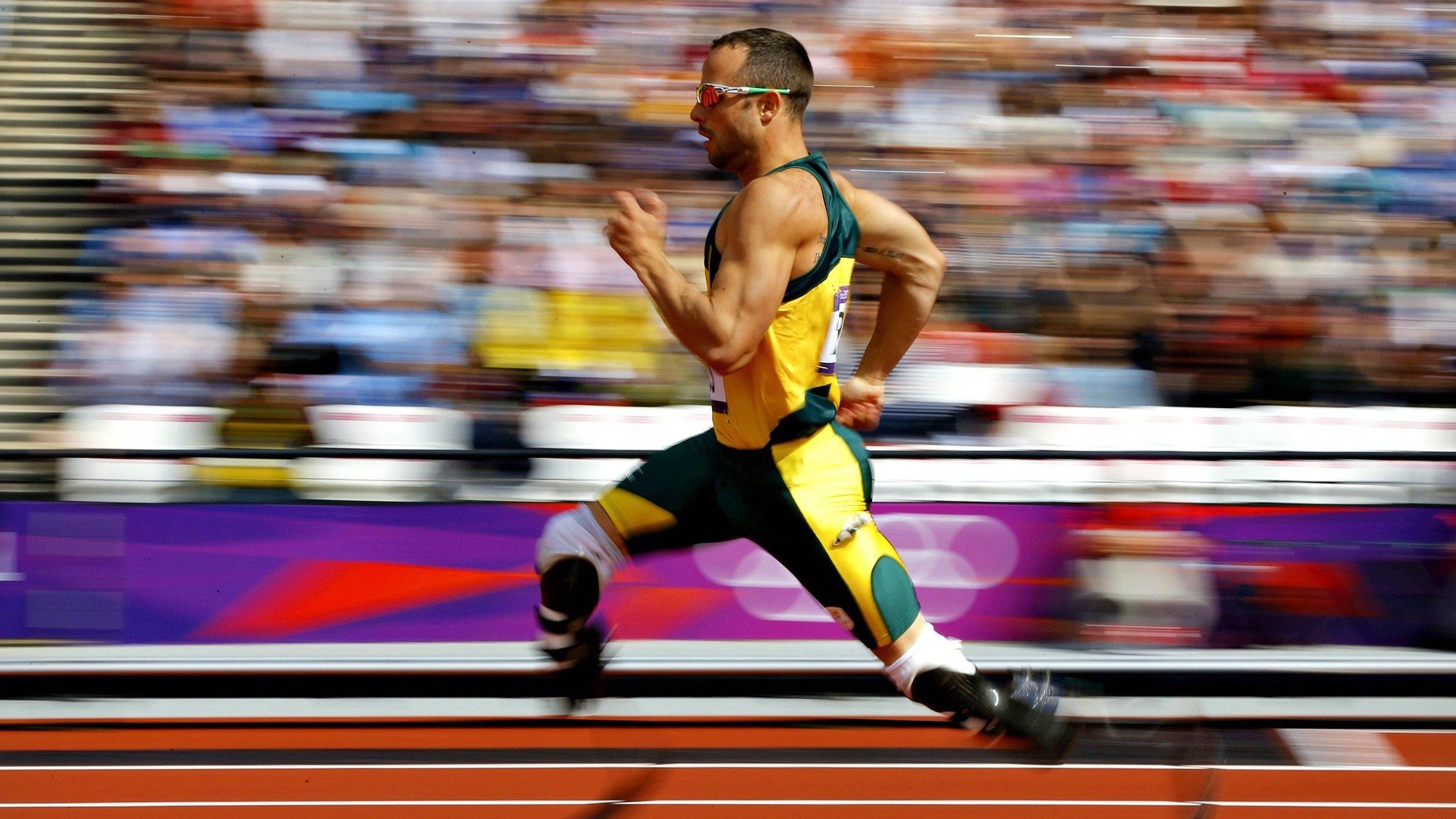 惊险超车:勇敢的一瞬间成就冠军,惊险时速