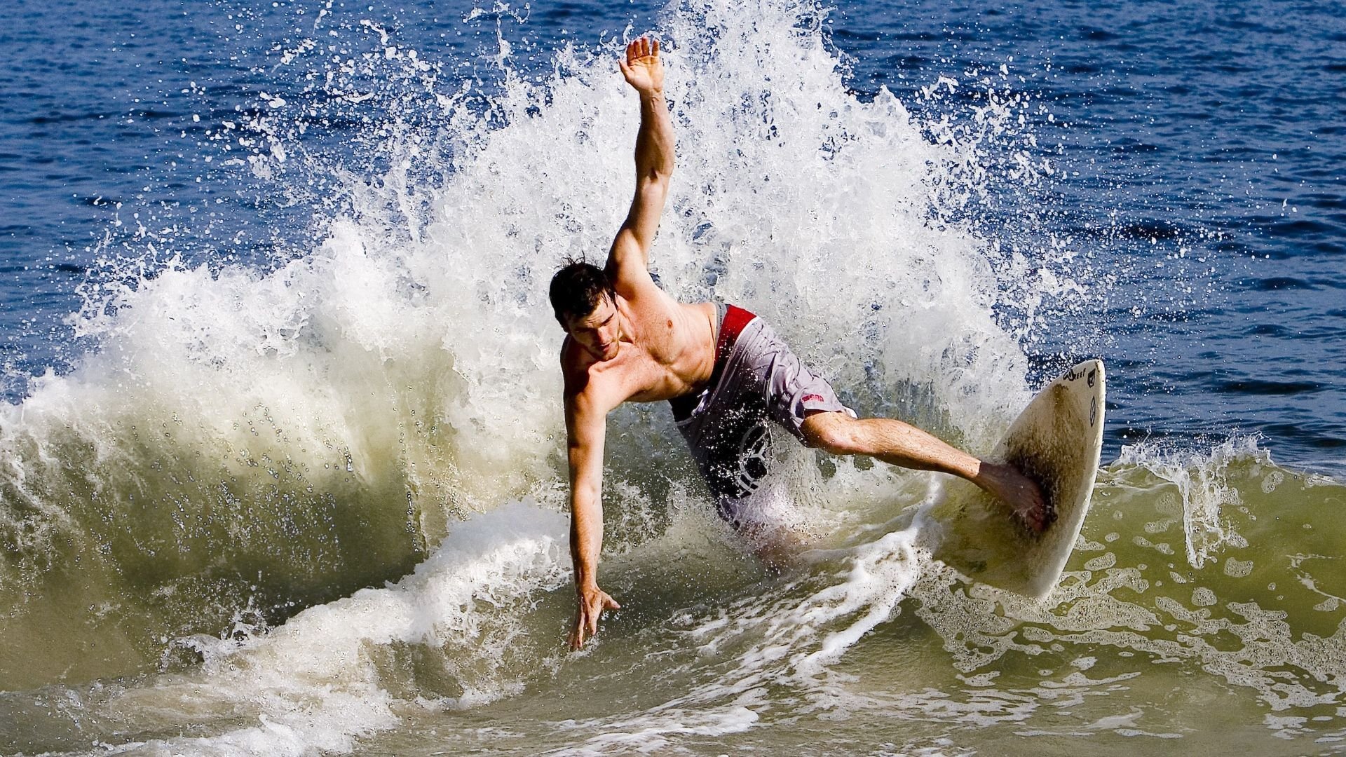 比利时骑手多米安·米歇尔斯在2024年巴黎奥运会盛装舞步比赛中获得第六名,展现坚韧精神。